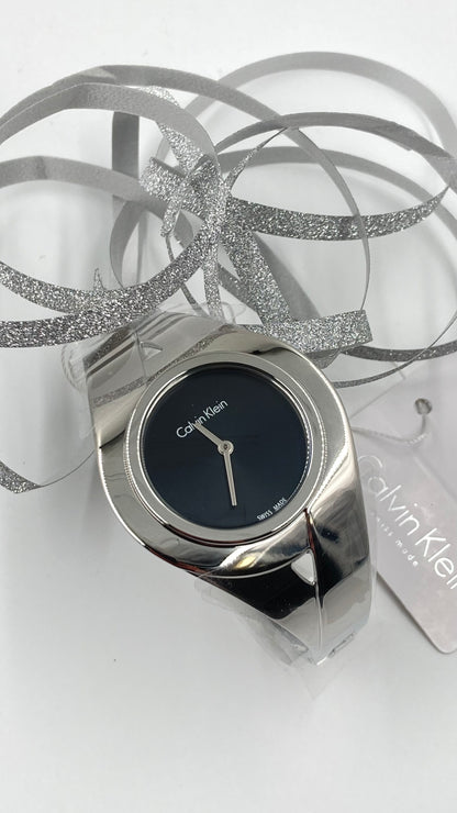 Neue, in der Schweiz hergestellte CALVIN KLEIN Sensual Damenuhr mit mittlerem Armreif und schwarzem Zifferblatt