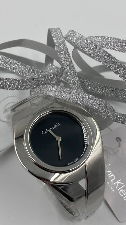 Neue, in der Schweiz hergestellte CALVIN KLEIN Sensual Damenuhr mit mittlerem Armreif und schwarzem Zifferblatt