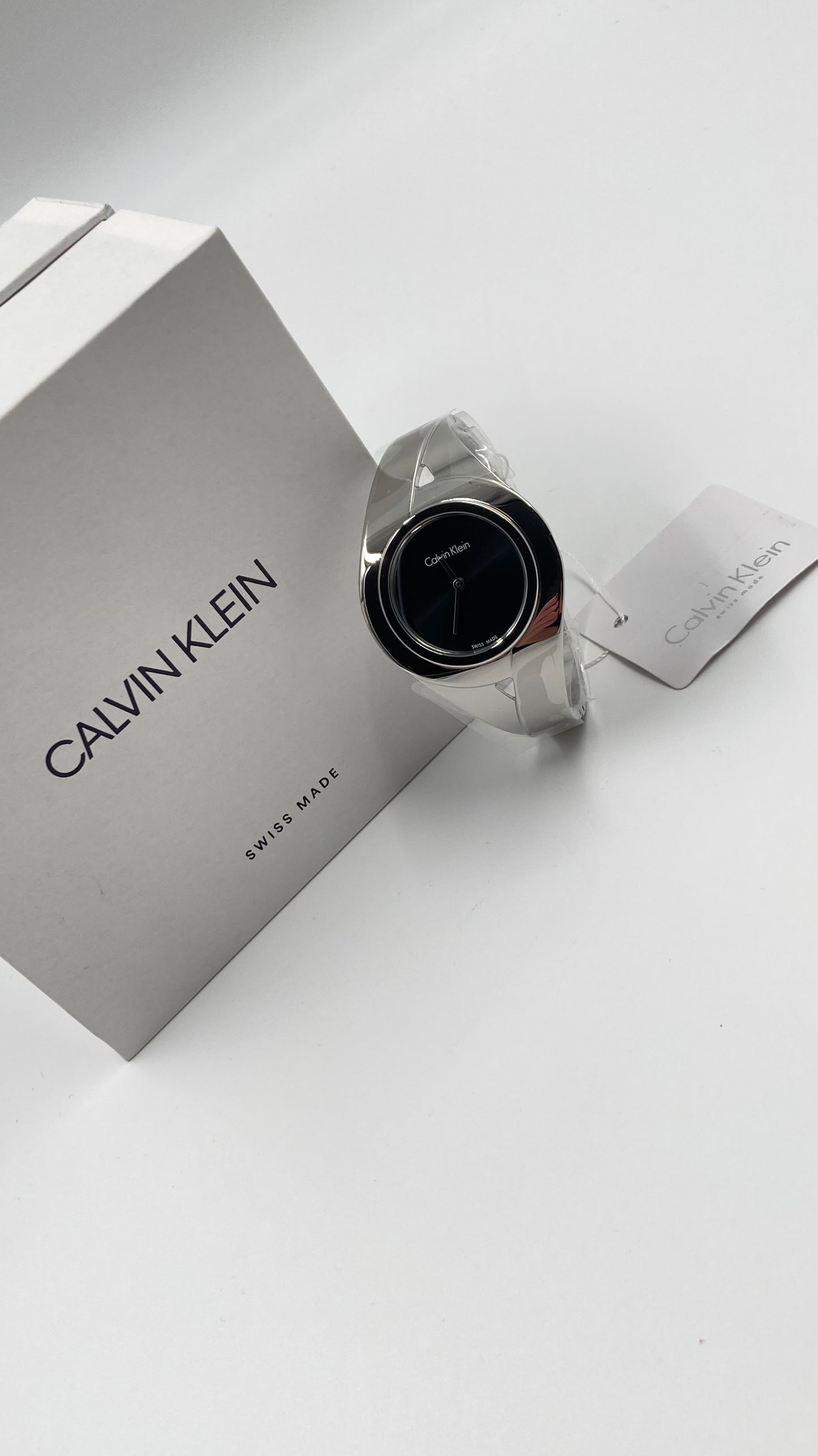 Neue, in der Schweiz hergestellte CALVIN KLEIN Sensual Damenuhr mit mittlerem Armreif und schwarzem Zifferblatt