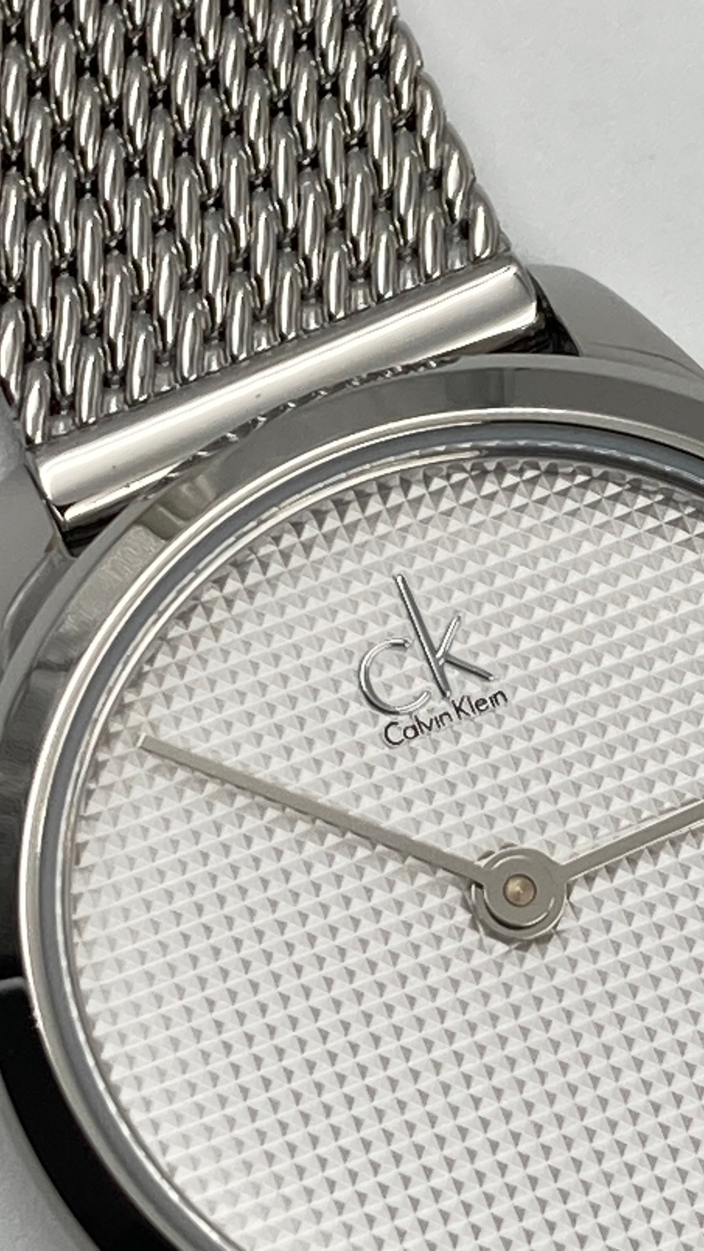 Neue, in der Schweiz hergestellte CALVIN KLEIN Minimal Quartz Damenuhr mit weißem Zifferblatt