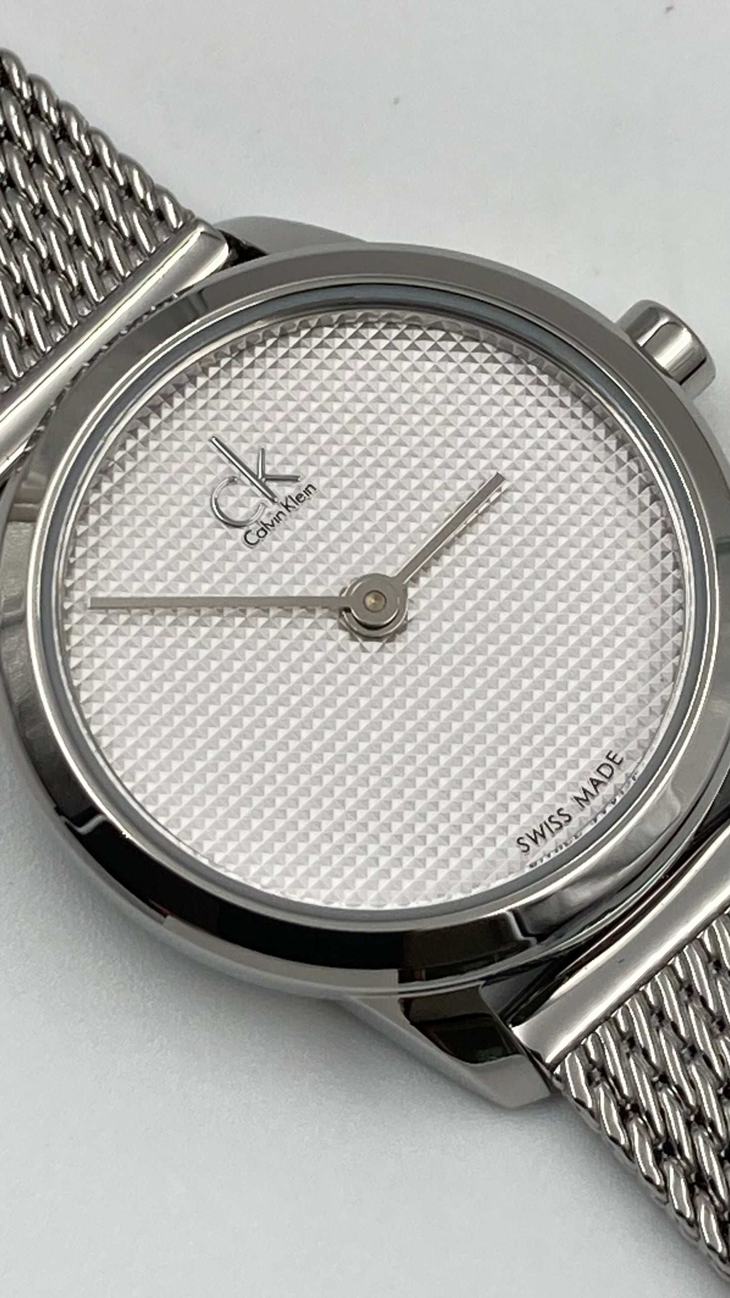 Neue, in der Schweiz hergestellte CALVIN KLEIN Minimal Quartz Damenuhr mit weißem Zifferblatt