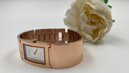 Neue, in der Schweiz hergestellte CALVIN KLEIN Dress Quartz Damenuhr mit silbernem Zifferblatt