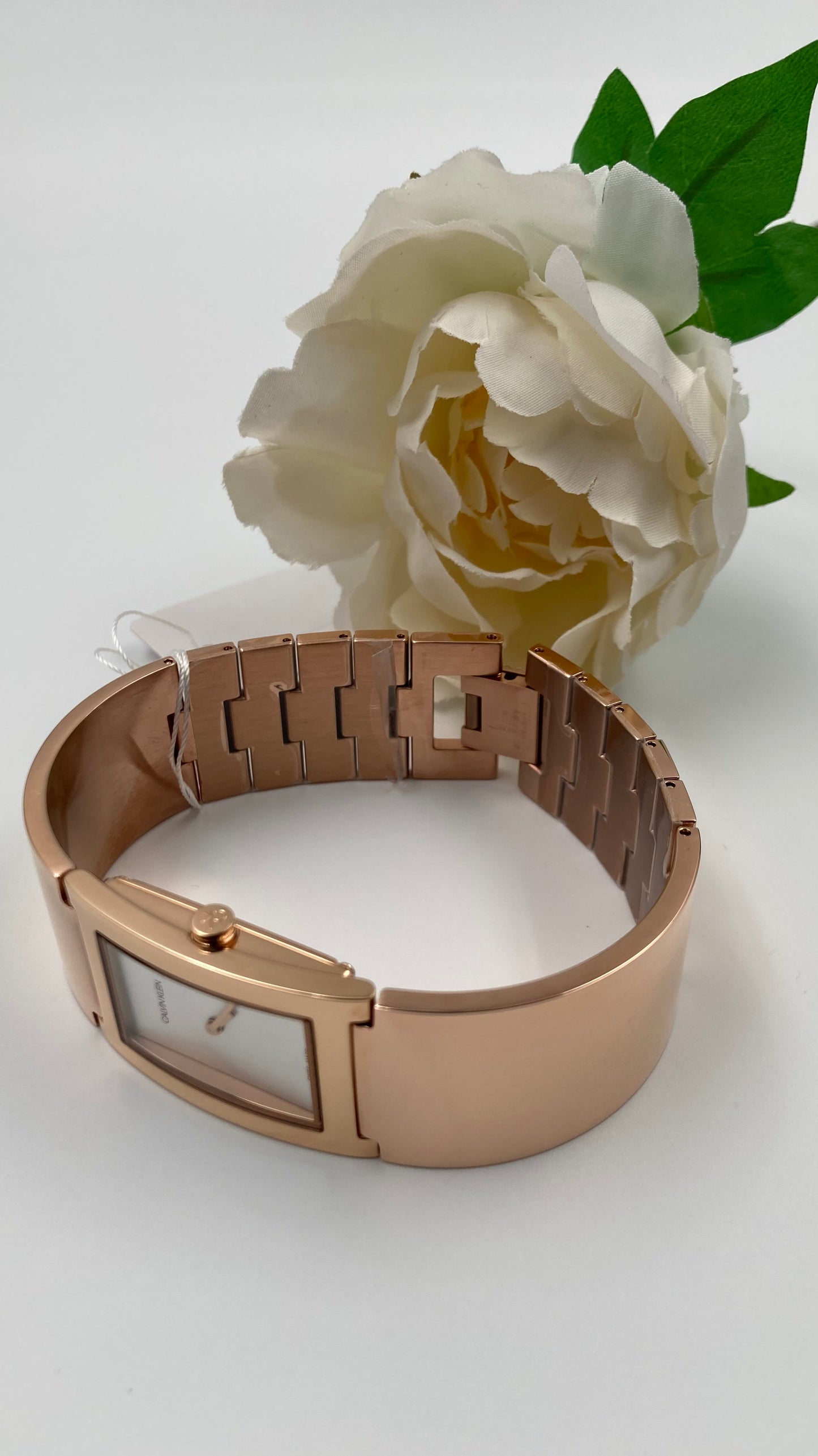 Neue, in der Schweiz hergestellte CALVIN KLEIN Dress Quartz Damenuhr mit silbernem Zifferblatt