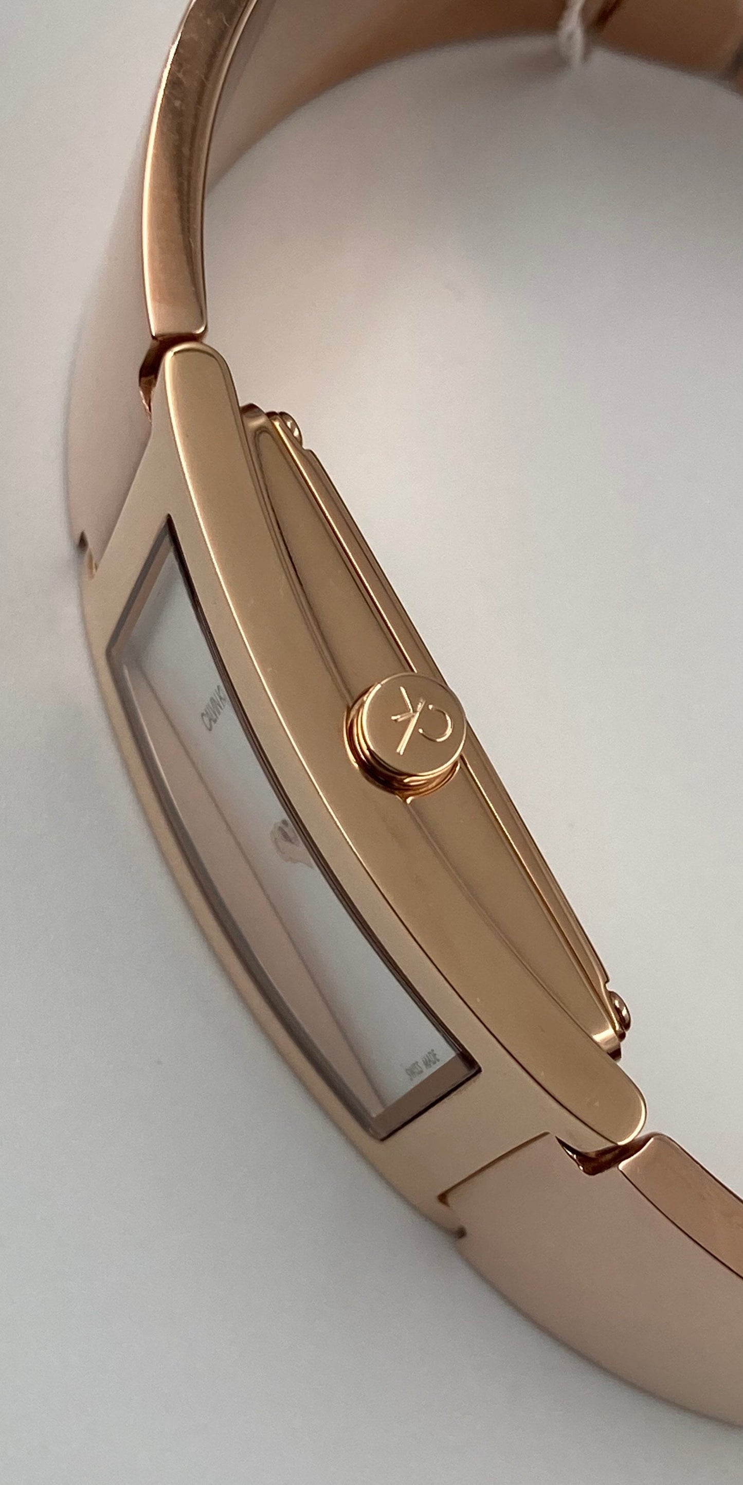 Neue, in der Schweiz hergestellte CALVIN KLEIN Dress Quartz Damenuhr mit silbernem Zifferblatt