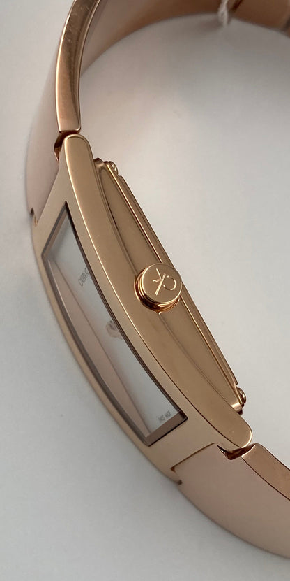 Neue, in der Schweiz hergestellte CALVIN KLEIN Dress Quartz Damenuhr mit silbernem Zifferblatt