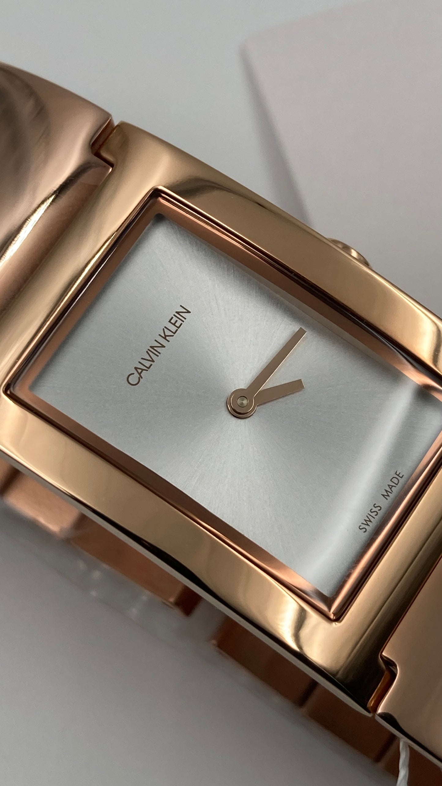 Neue, in der Schweiz hergestellte CALVIN KLEIN Dress Quartz Damenuhr mit silbernem Zifferblatt