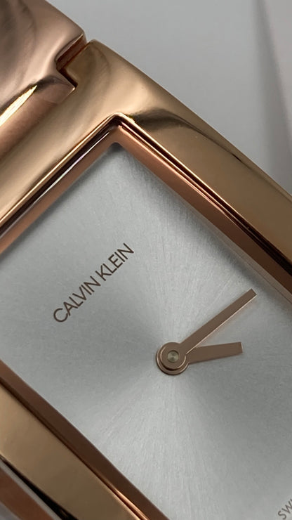 Neue, in der Schweiz hergestellte CALVIN KLEIN Dress Quartz Damenuhr mit silbernem Zifferblatt