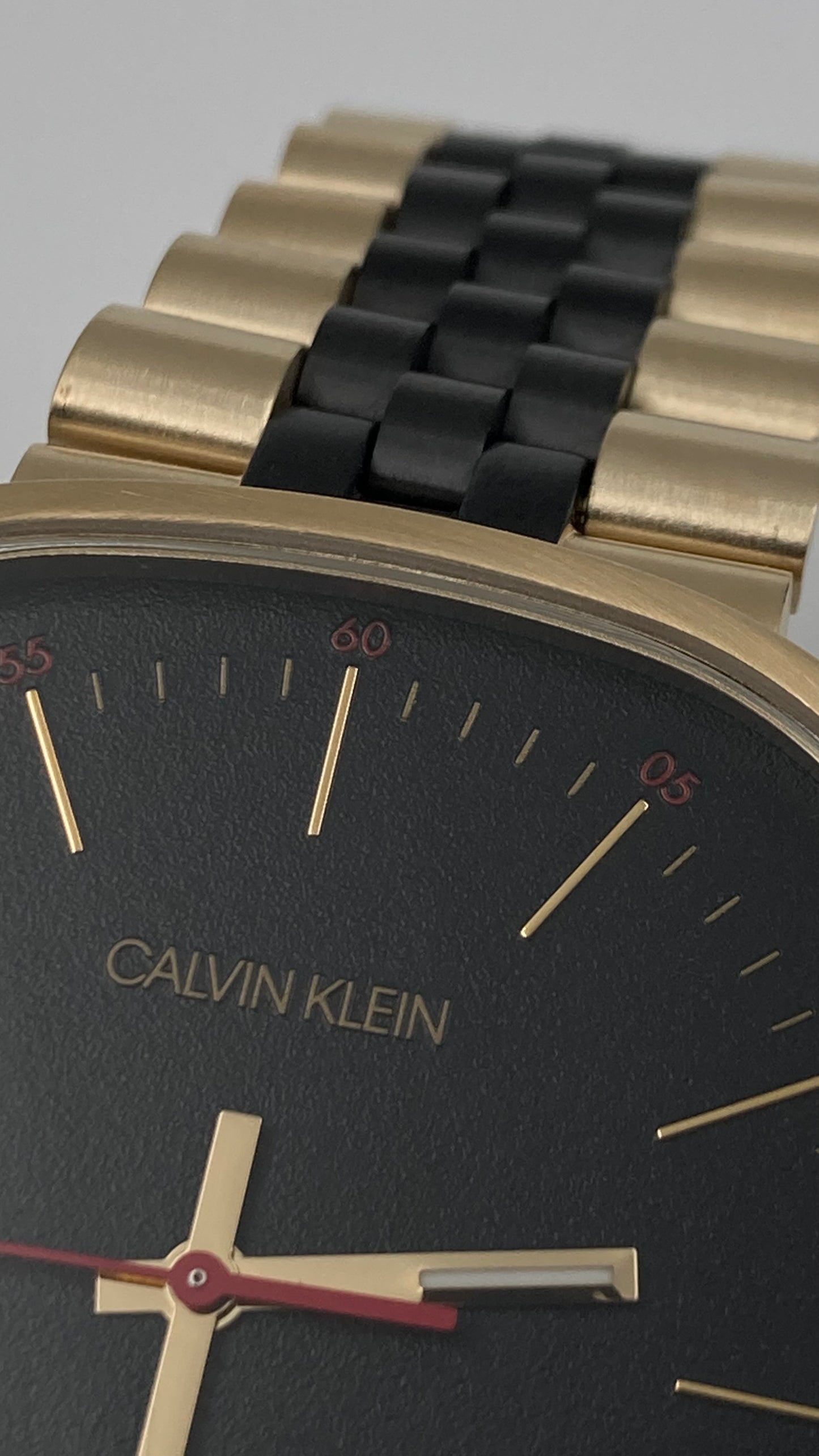 Neue, in der Schweiz hergestellte CALVIN KLEIN-Quarzuhr für Damen mit schwarzem Zifferblatt