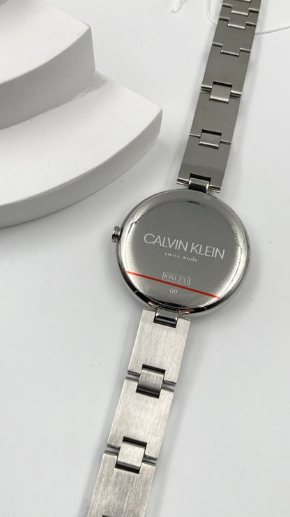 Neue, in der Schweiz hergestellte CALVIN KLEIN-Damenuhr mit gewelltem Quarzwerk und silbernem Zifferblatt