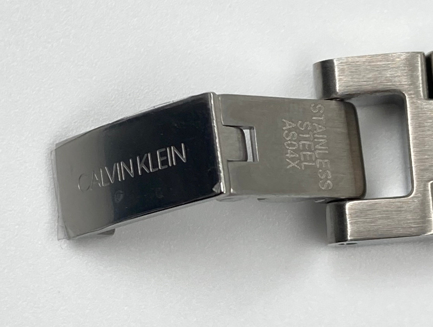 Neue, in der Schweiz hergestellte CALVIN KLEIN-Damenuhr mit gewelltem Quarzwerk und silbernem Zifferblatt