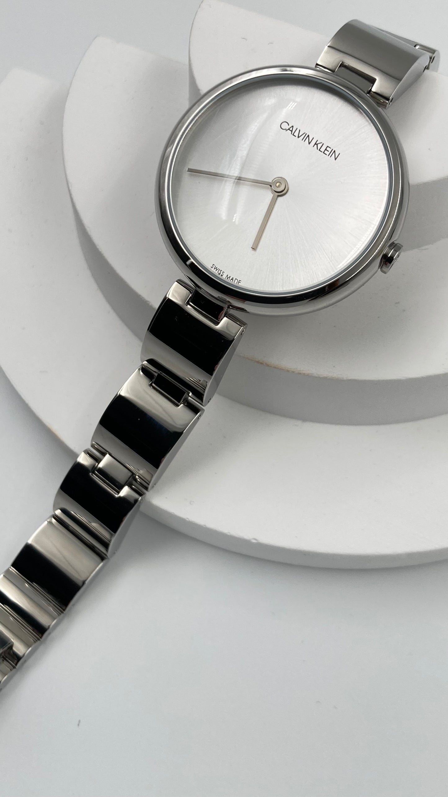 Neue, in der Schweiz hergestellte CALVIN KLEIN-Damenuhr mit gewelltem Quarzwerk und silbernem Zifferblatt