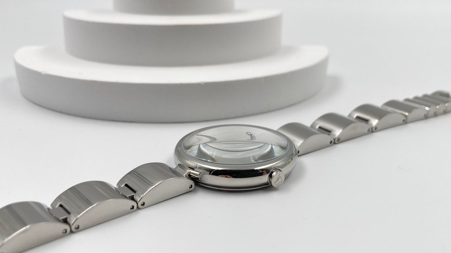 Neue, in der Schweiz hergestellte CALVIN KLEIN-Damenuhr mit gewelltem Quarzwerk und silbernem Zifferblatt