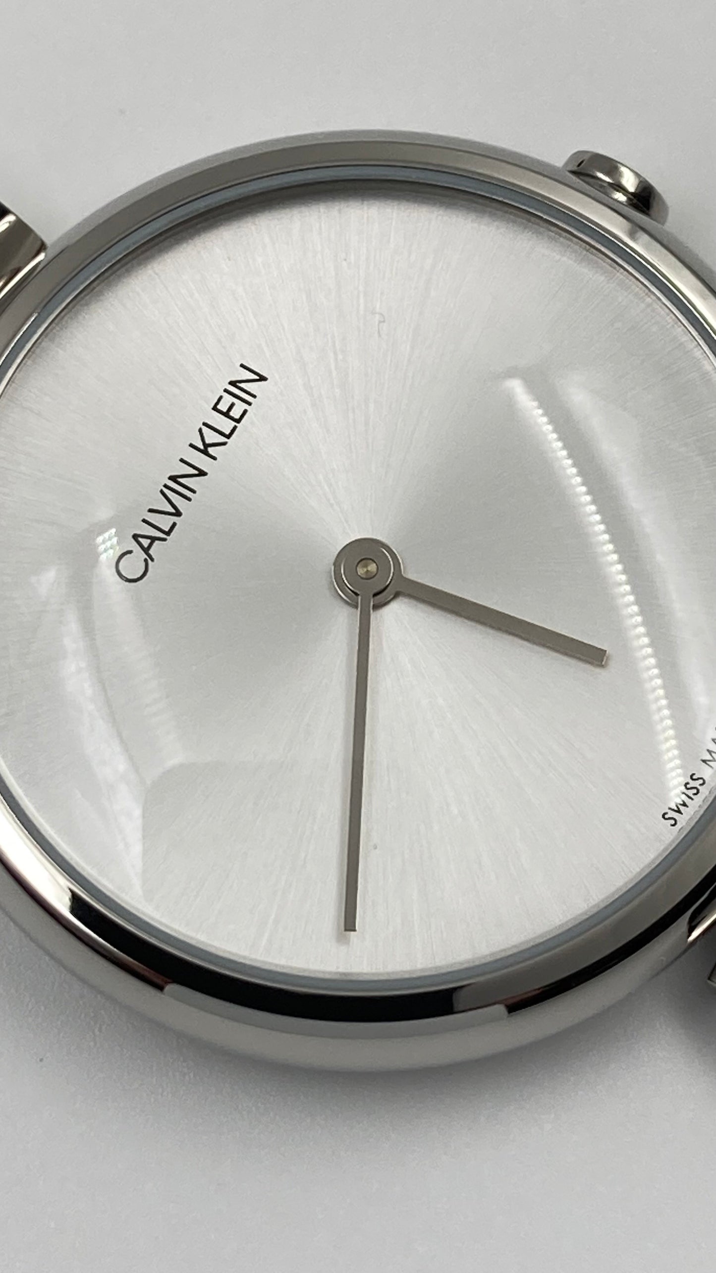 Neue, in der Schweiz hergestellte CALVIN KLEIN-Damenuhr mit gewelltem Quarzwerk und silbernem Zifferblatt