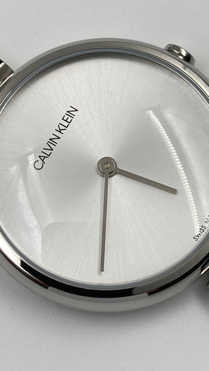 Neue, in der Schweiz hergestellte CALVIN KLEIN-Damenuhr mit gewelltem Quarzwerk und silbernem Zifferblatt