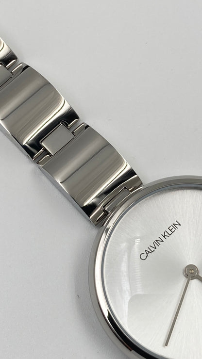 Neue, in der Schweiz hergestellte CALVIN KLEIN-Damenuhr mit gewelltem Quarzwerk und silbernem Zifferblatt