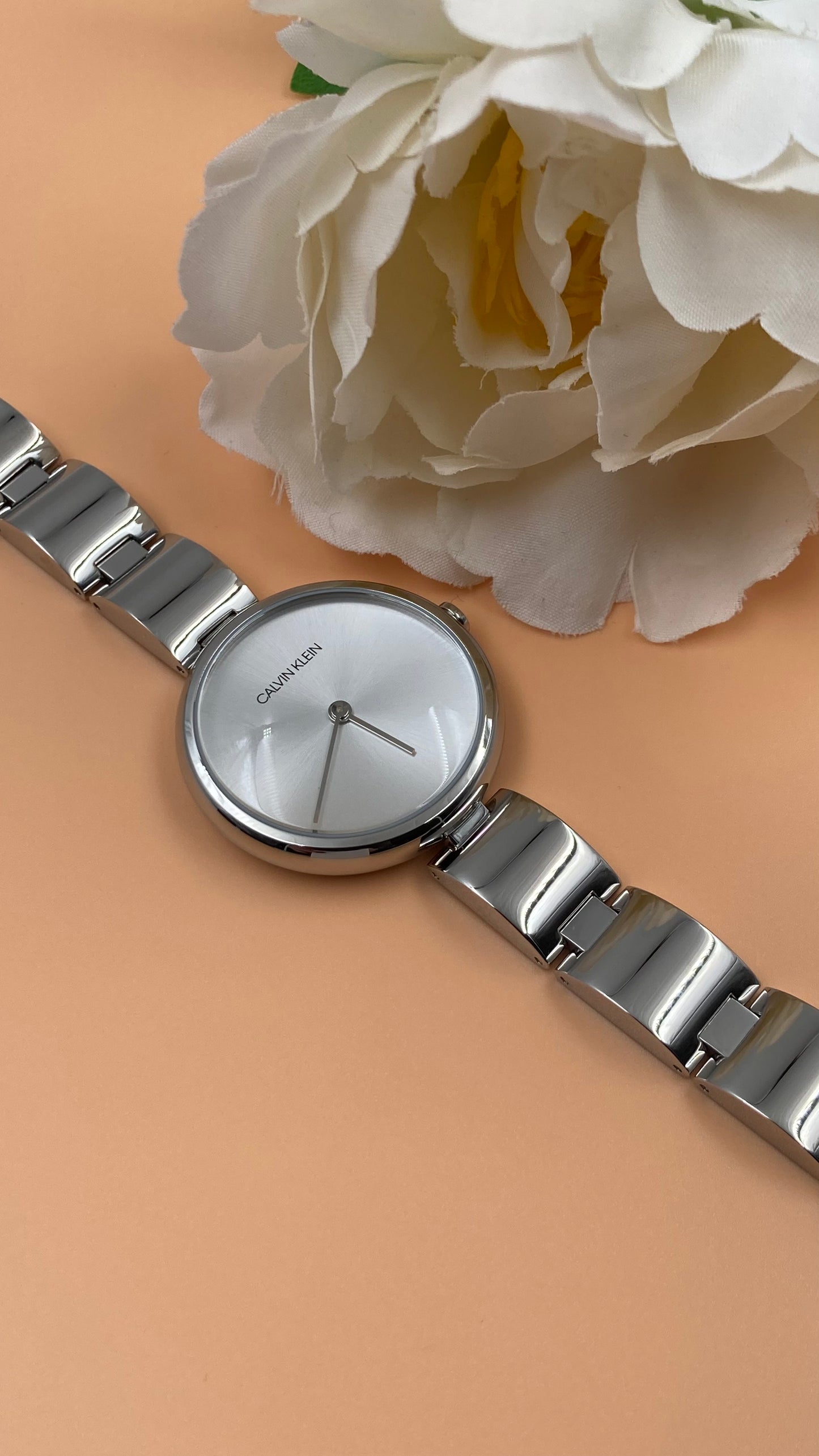 Neue, in der Schweiz hergestellte CALVIN KLEIN-Damenuhr mit gewelltem Quarzwerk und silbernem Zifferblatt