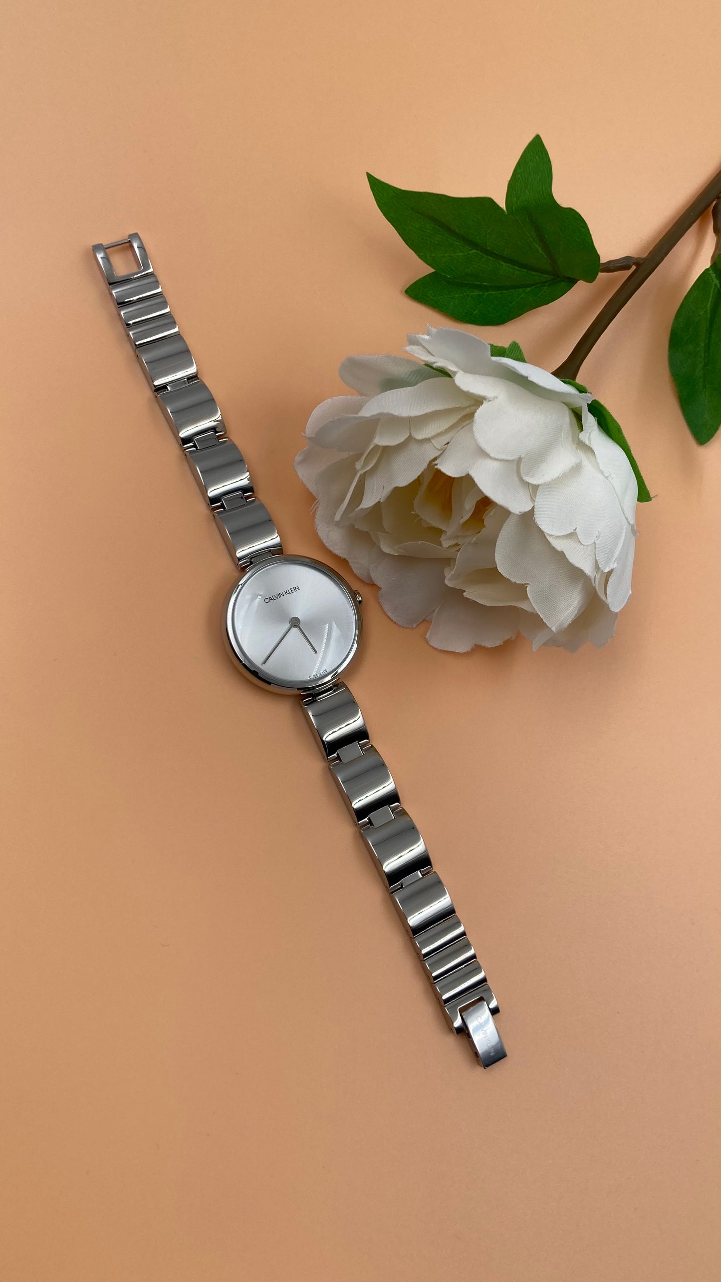 Neue, in der Schweiz hergestellte CALVIN KLEIN-Damenuhr mit gewelltem Quarzwerk und silbernem Zifferblatt