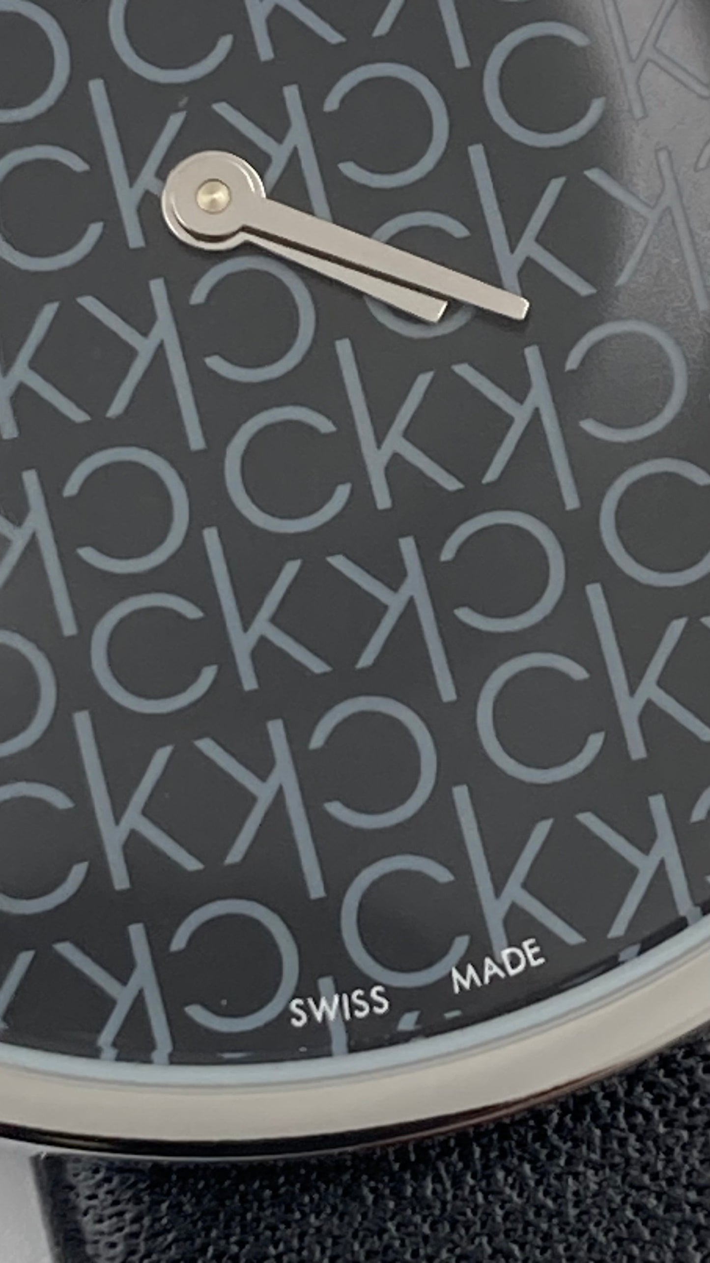 Neue, in der Schweiz hergestellte CALVIN KLEIN-Quarzuhr für Damen mit schwarzem Zifferblatt