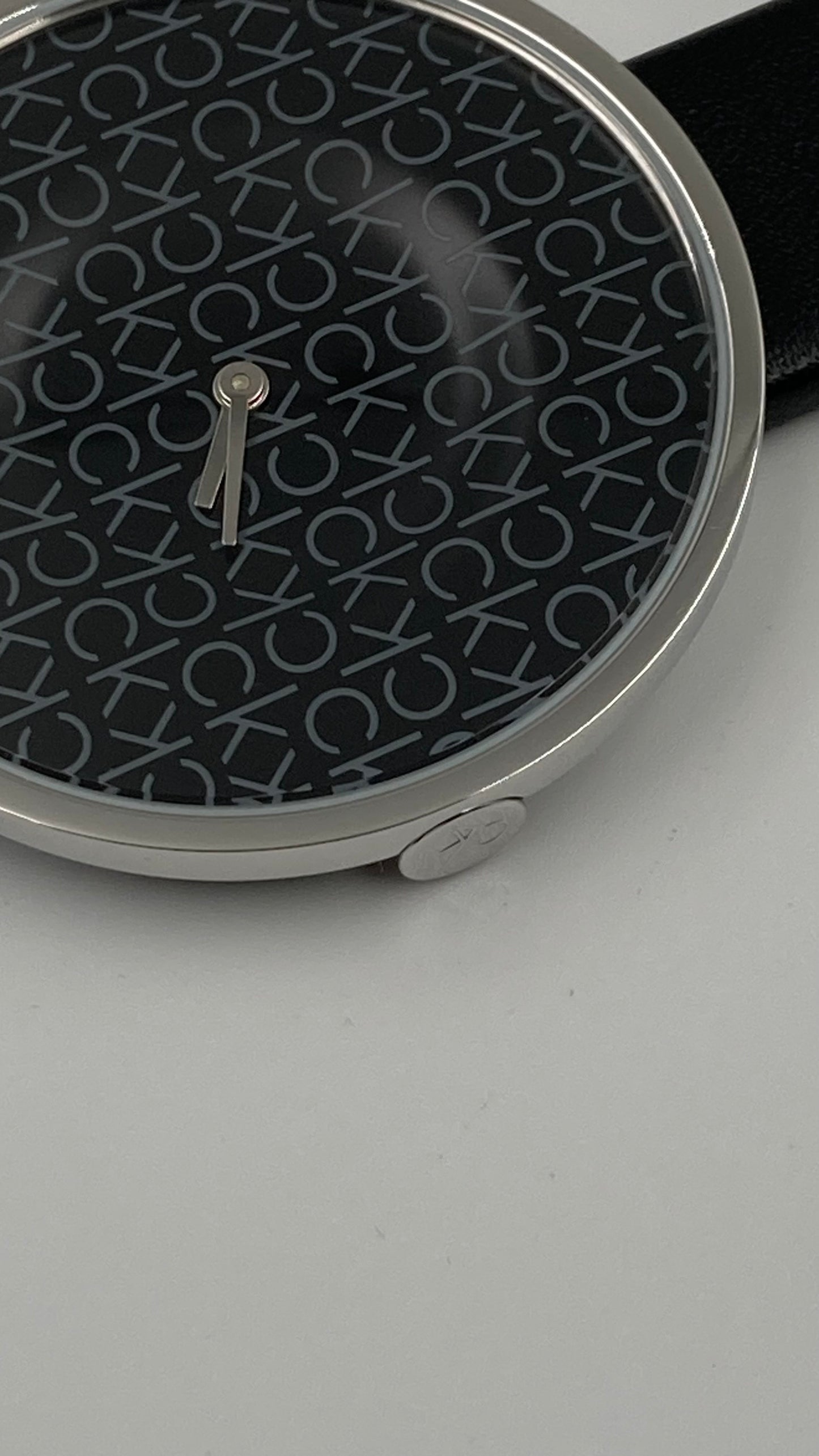 Neue, in der Schweiz hergestellte CALVIN KLEIN-Quarzuhr für Damen mit schwarzem Zifferblatt