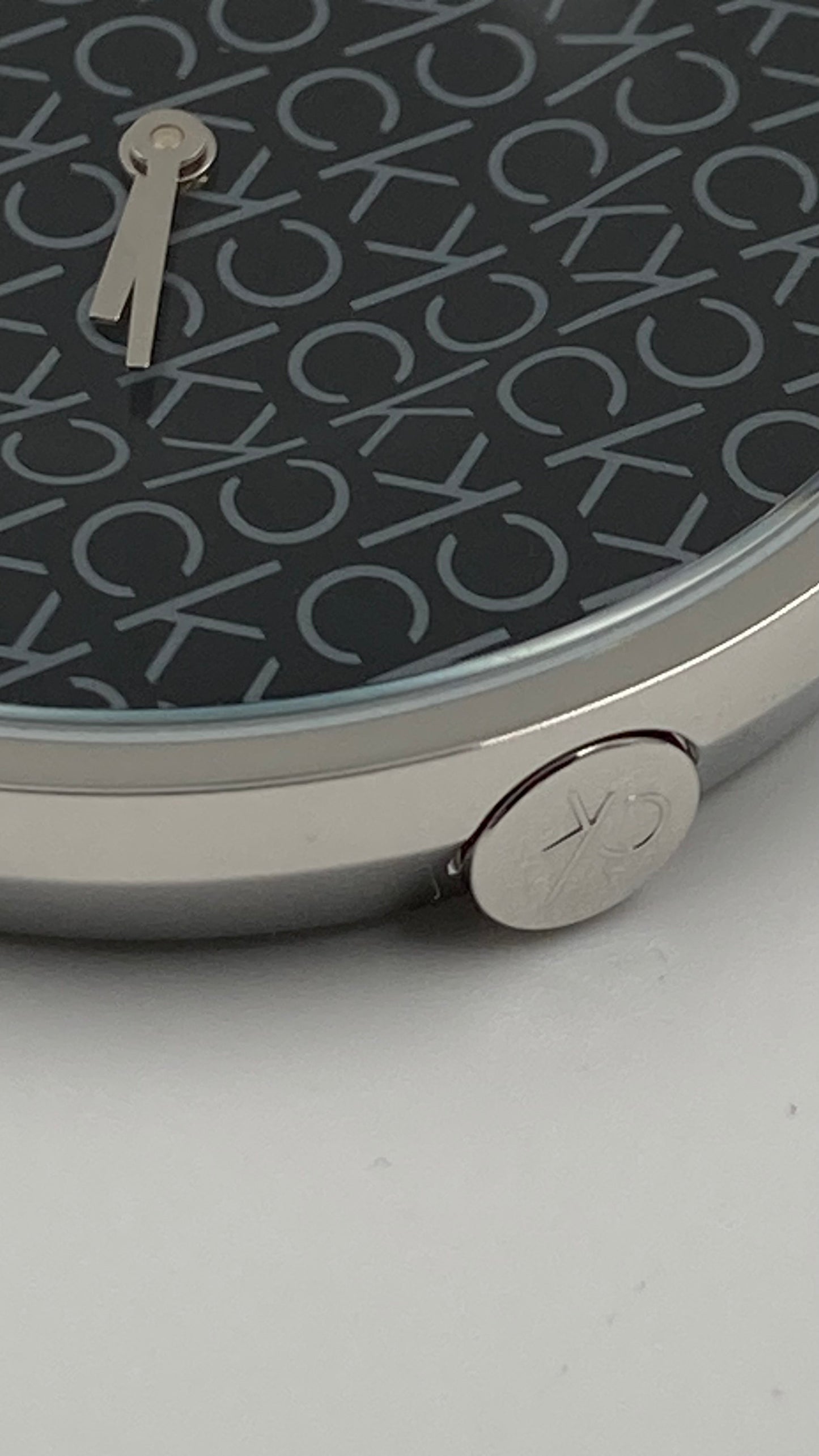 Neue, in der Schweiz hergestellte CALVIN KLEIN-Quarzuhr für Damen mit schwarzem Zifferblatt