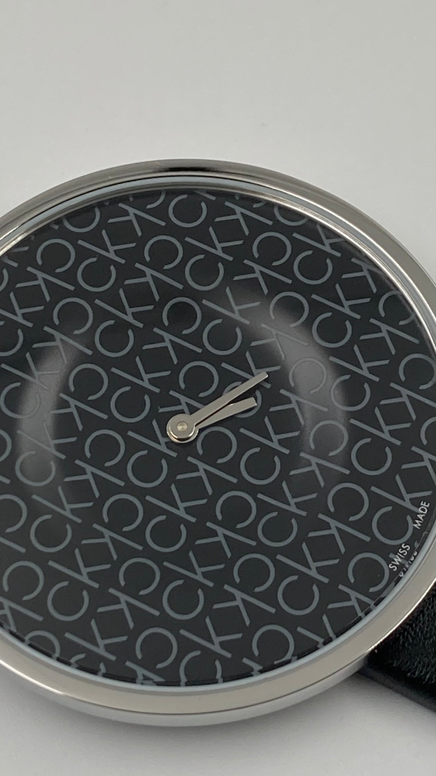 Neue, in der Schweiz hergestellte CALVIN KLEIN-Quarzuhr für Damen mit schwarzem Zifferblatt