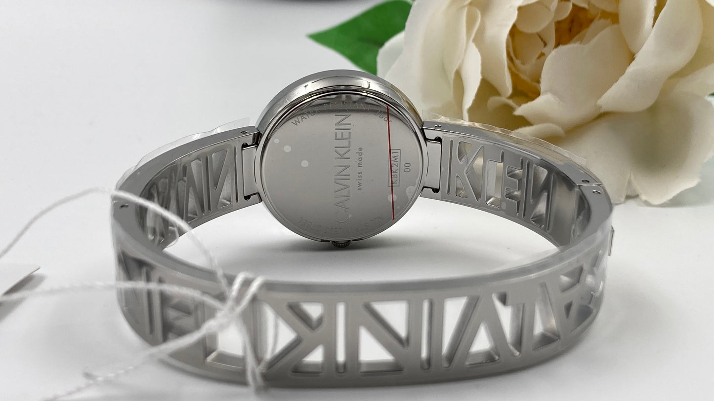 Neue, in der Schweiz hergestellte CALVIN KLEIN Mania Damenuhr mit silbernem Zifferblatt, mittelgroß