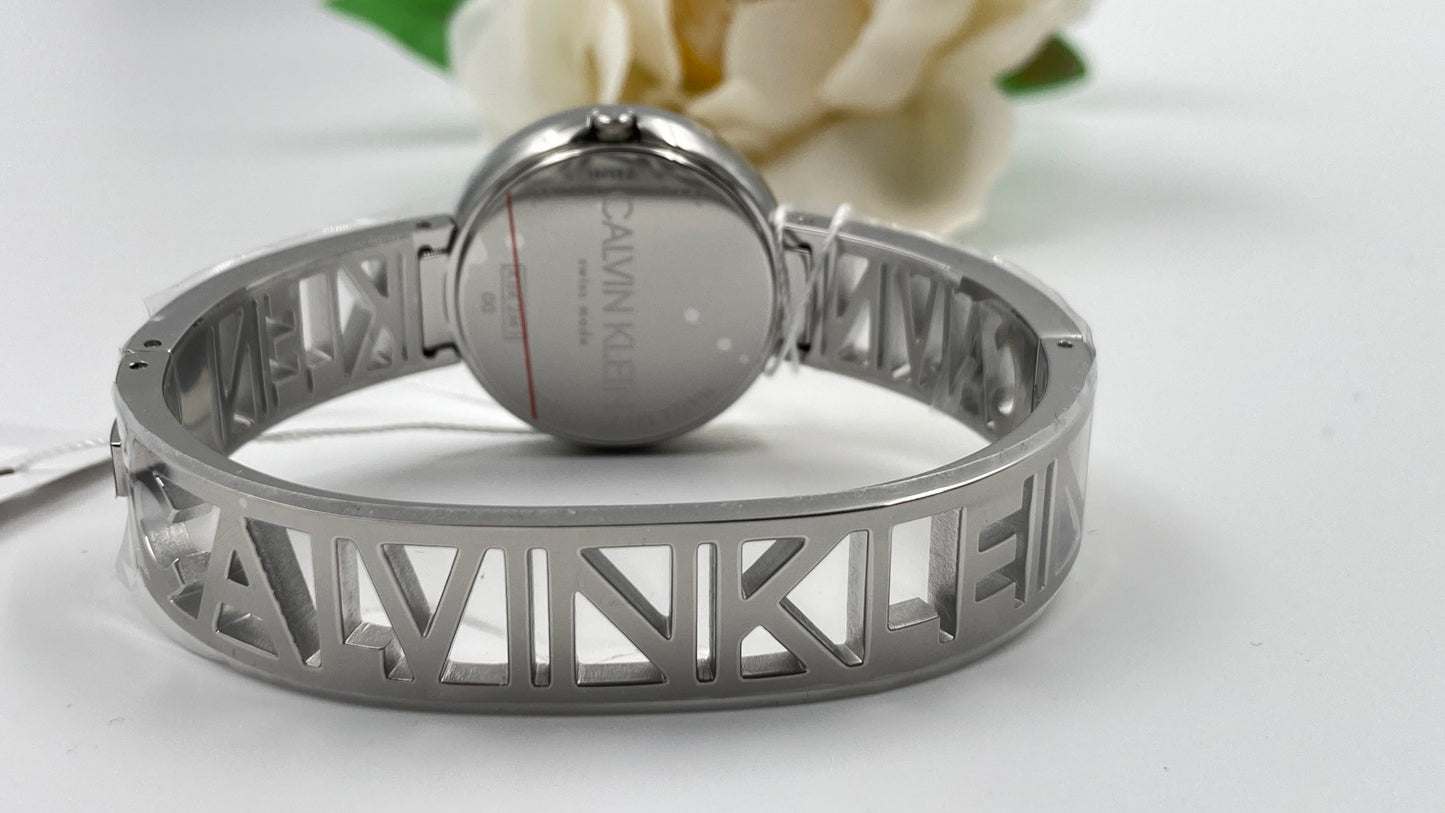 Neue, in der Schweiz hergestellte CALVIN KLEIN Mania Damenuhr mit silbernem Zifferblatt, mittelgroß