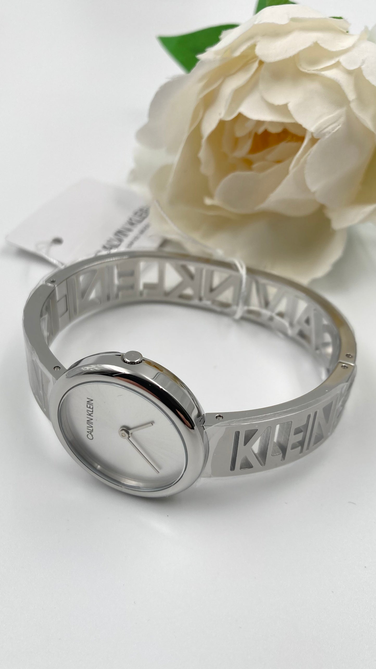 Neue, in der Schweiz hergestellte CALVIN KLEIN Mania Damenuhr mit silbernem Zifferblatt, mittelgroß