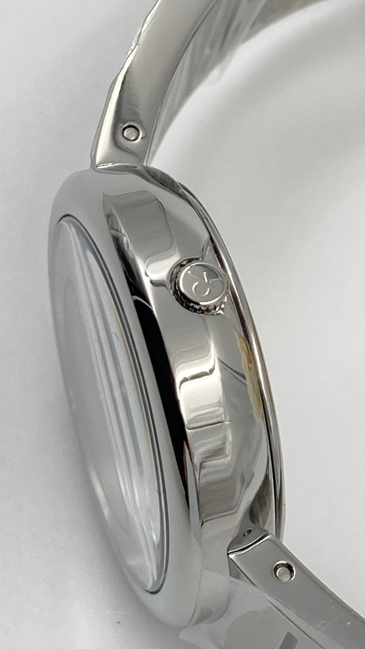 Neue, in der Schweiz hergestellte CALVIN KLEIN Mania Damenuhr mit silbernem Zifferblatt, mittelgroß