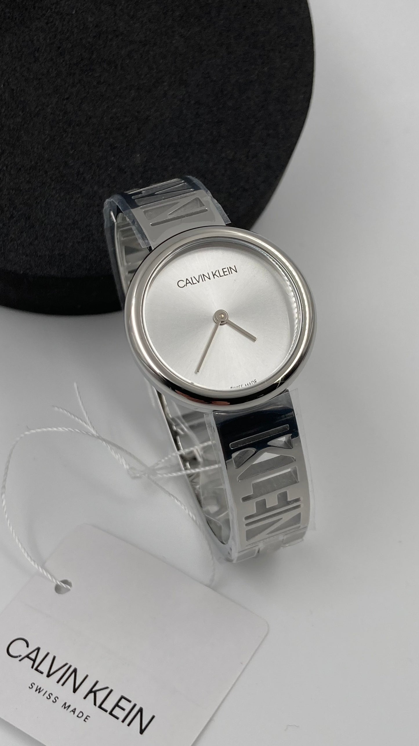 Neue, in der Schweiz hergestellte CALVIN KLEIN Mania Damenuhr mit silbernem Zifferblatt, mittelgroß