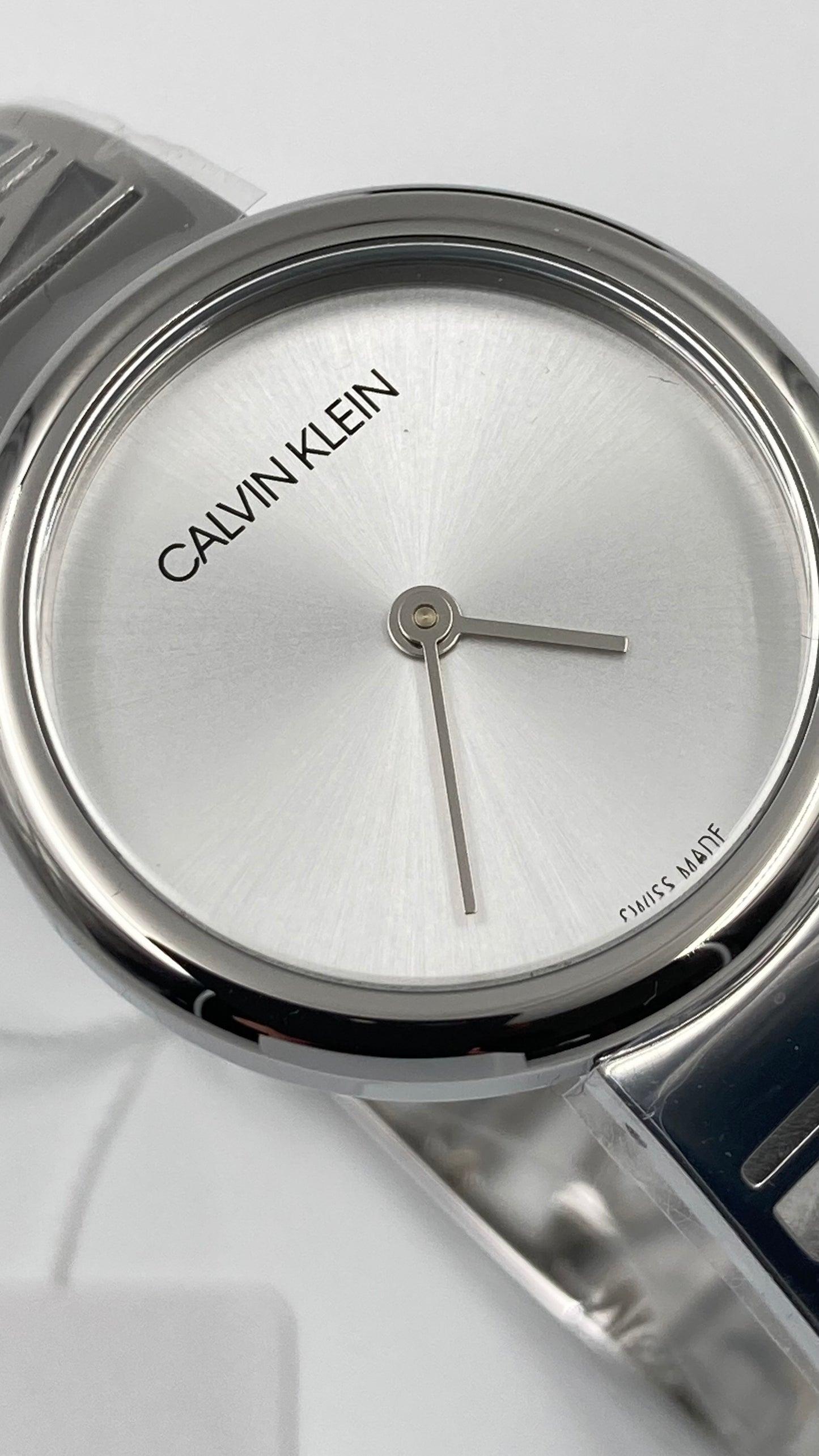 Neue, in der Schweiz hergestellte CALVIN KLEIN Mania Damenuhr mit silbernem Zifferblatt, mittelgroß