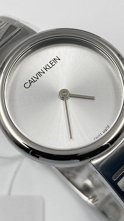 Neue, in der Schweiz hergestellte CALVIN KLEIN Mania Damenuhr mit silbernem Zifferblatt, mittelgroß
