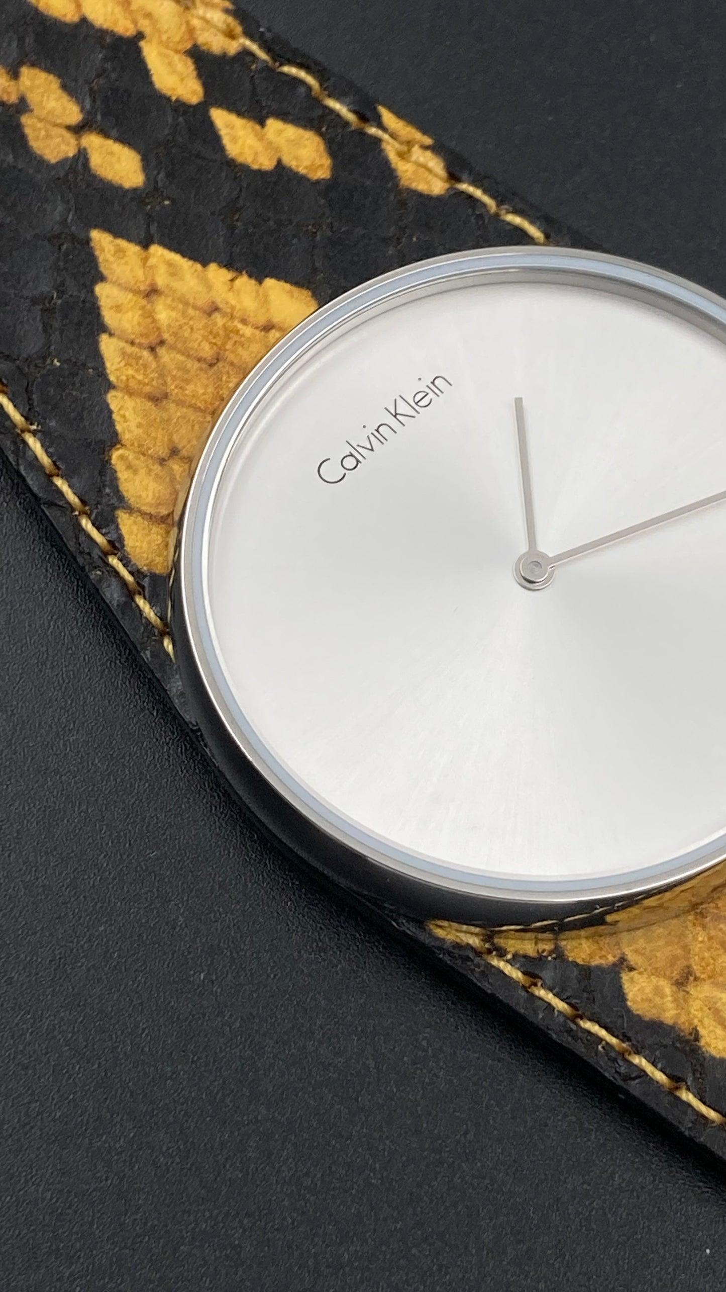 Neue, in der Schweiz hergestellte CALVIN KLEIN „Spellbound“ Damenuhr mit silbernem Zifferblatt