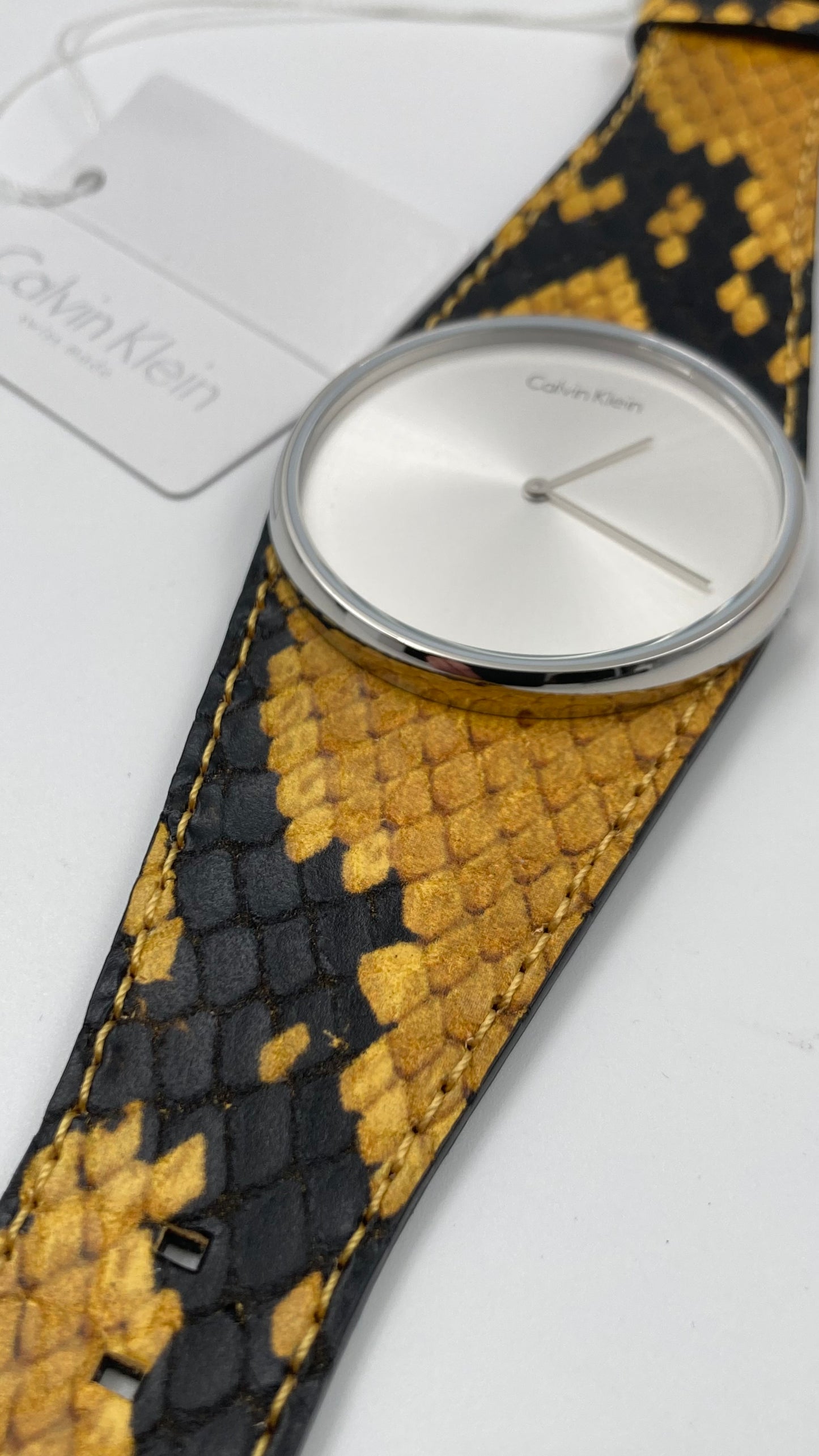 Neue, in der Schweiz hergestellte CALVIN KLEIN „Spellbound“ Damenuhr mit silbernem Zifferblatt