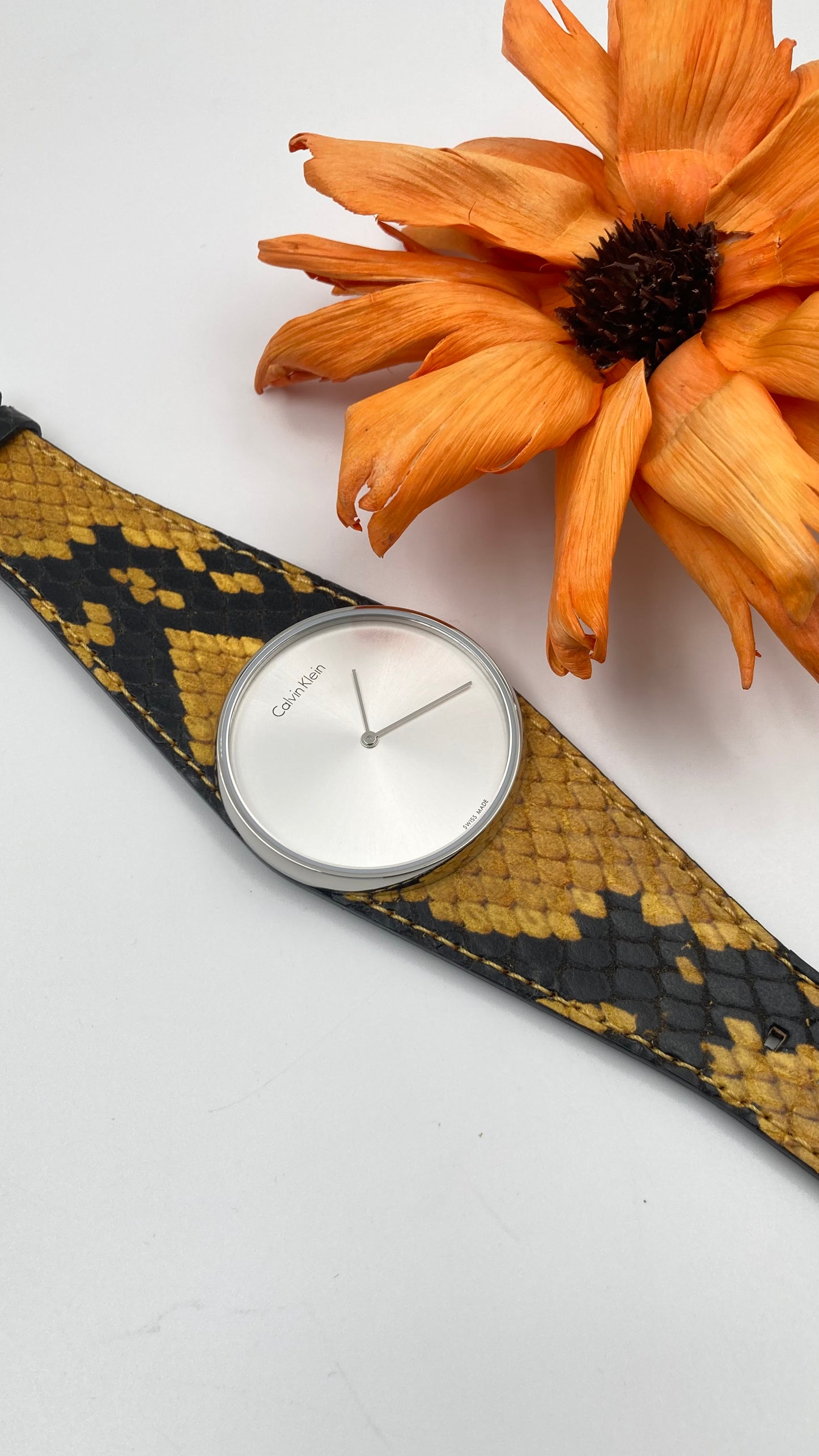 Neue, in der Schweiz hergestellte CALVIN KLEIN „Spellbound“ Damenuhr mit silbernem Zifferblatt