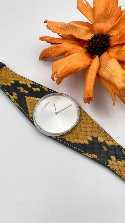 Neue, in der Schweiz hergestellte CALVIN KLEIN „Spellbound“ Damenuhr mit silbernem Zifferblatt