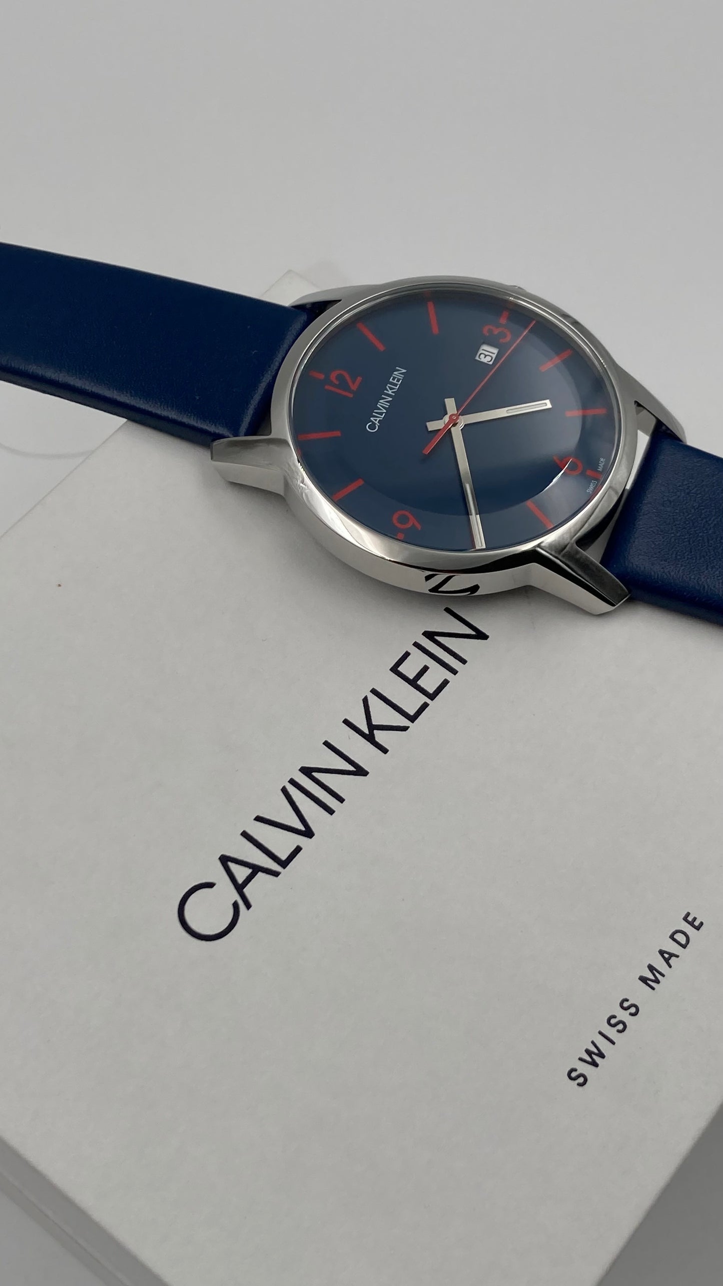 Neue, in der Schweiz hergestellte CALVIN KLEIN City Quartzuhr mit blauem Zifferblatt