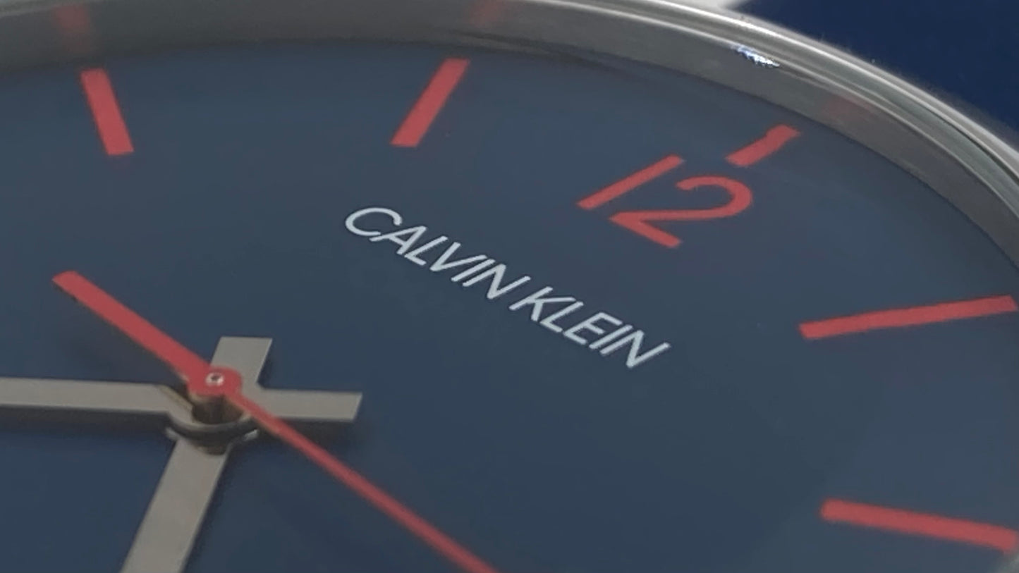 Neue, in der Schweiz hergestellte CALVIN KLEIN City Quartzuhr mit blauem Zifferblatt