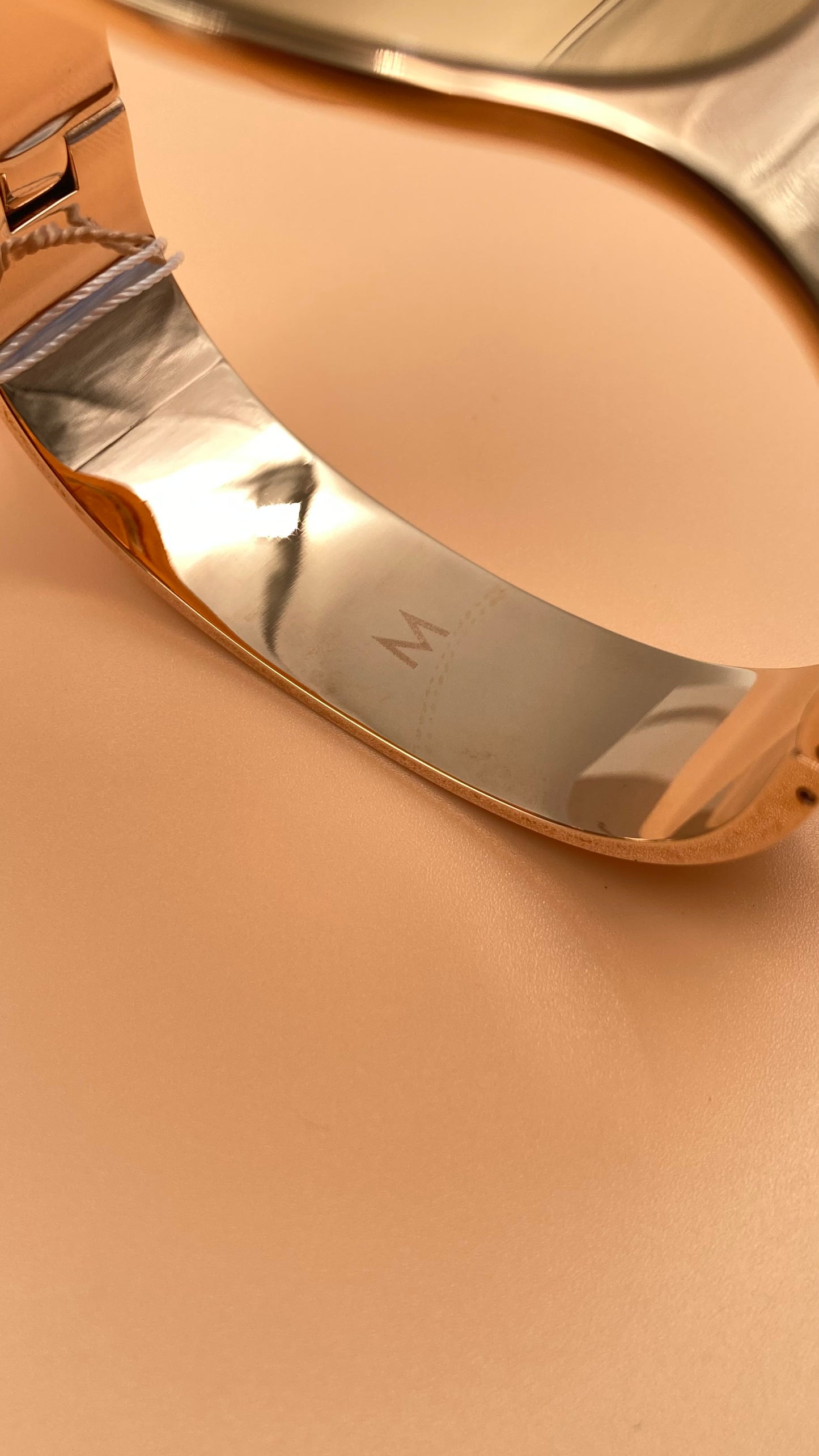 Neue, in der Schweiz hergestellte CALVIN KLEIN Seamless Damenuhr mit mittlerem Armreif und silbernem Zifferblatt