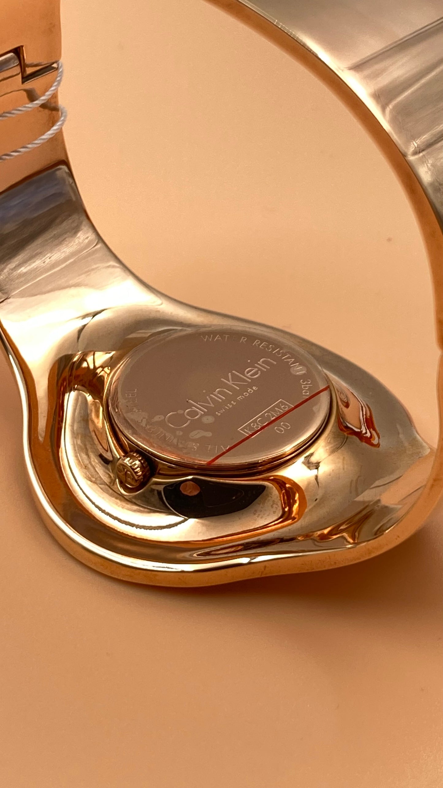 Neue, in der Schweiz hergestellte CALVIN KLEIN Seamless Damenuhr mit mittlerem Armreif und silbernem Zifferblatt