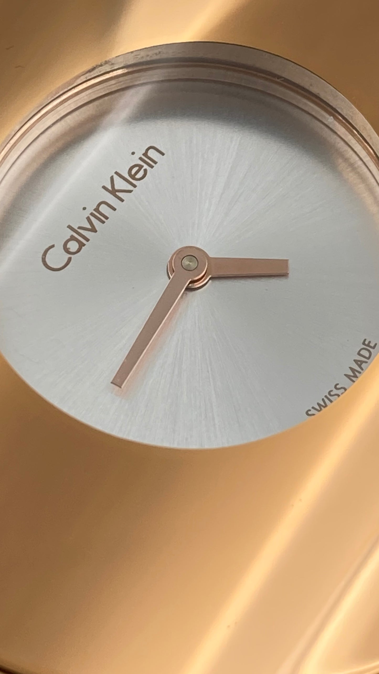 Neue, in der Schweiz hergestellte CALVIN KLEIN Seamless Damenuhr mit mittlerem Armreif und silbernem Zifferblatt