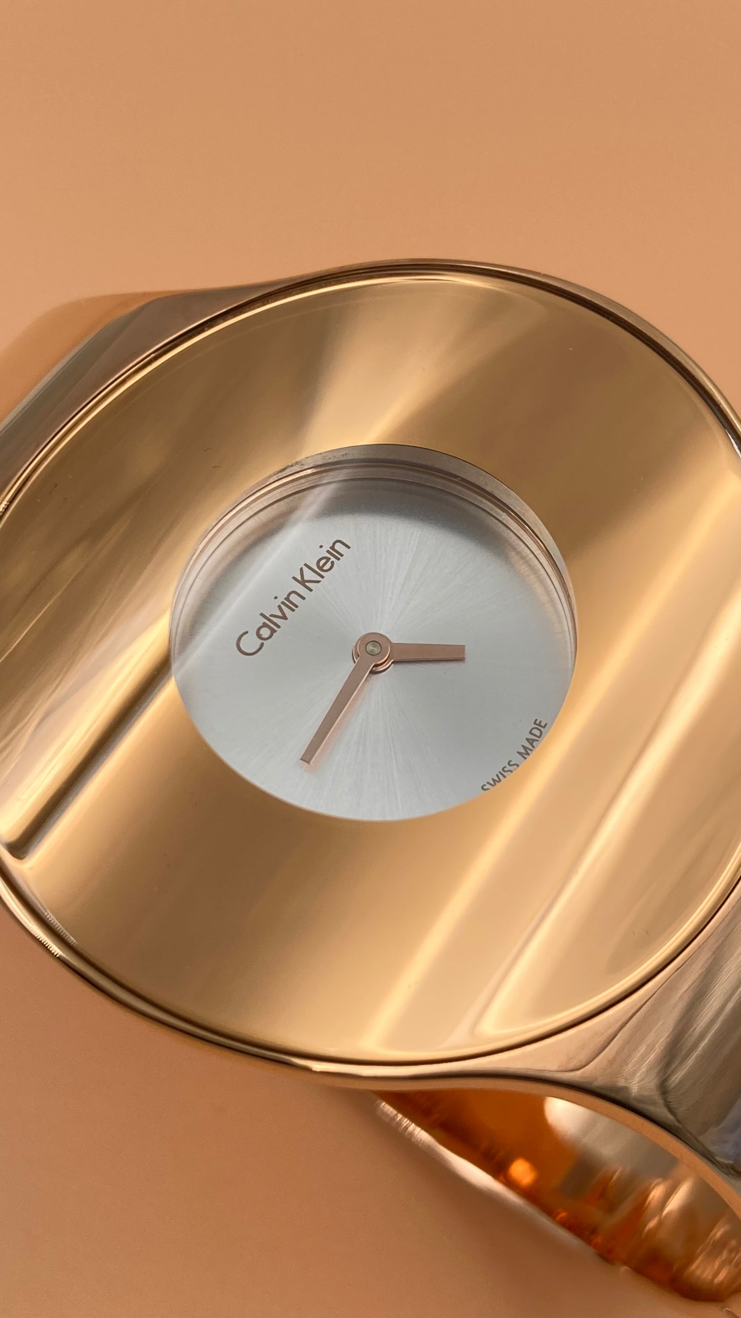 Neue, in der Schweiz hergestellte CALVIN KLEIN Seamless Damenuhr mit mittlerem Armreif und silbernem Zifferblatt