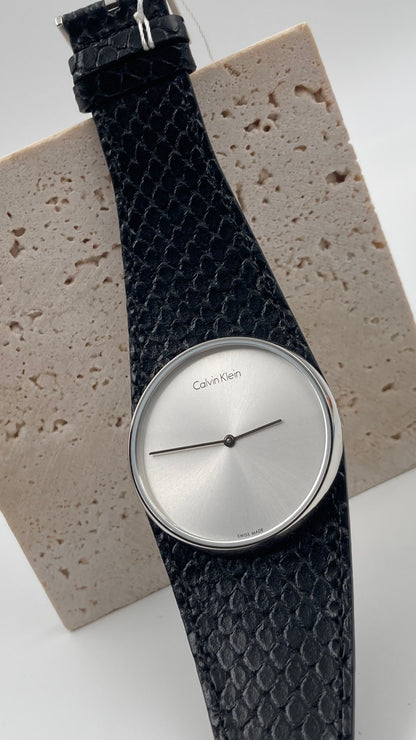 Neue, in der Schweiz hergestellte CALVIN KLEIN „Spellbound“ Damenuhr mit grauem Zifferblatt