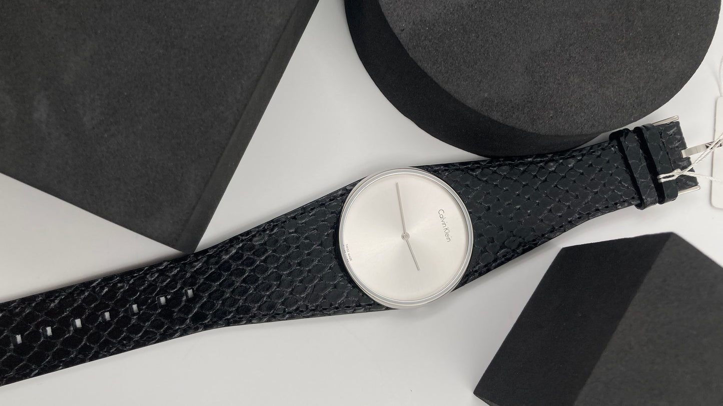 Neue, in der Schweiz hergestellte CALVIN KLEIN „Spellbound“ Damenuhr mit grauem Zifferblatt