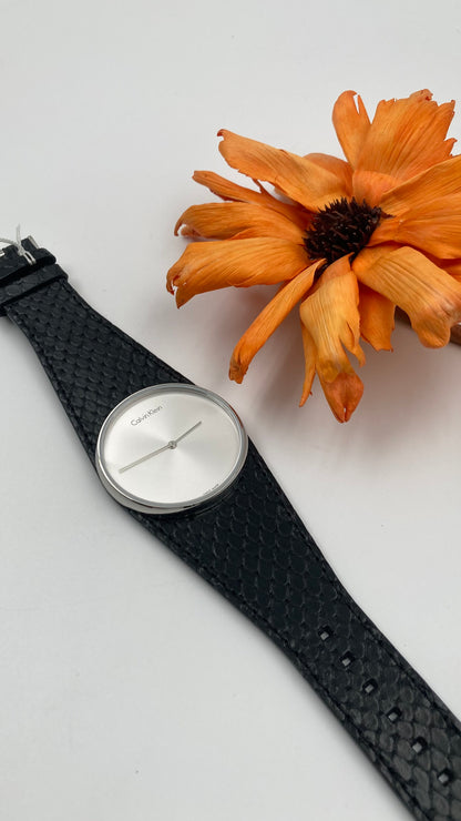 Neue, in der Schweiz hergestellte CALVIN KLEIN „Spellbound“ Damenuhr mit grauem Zifferblatt