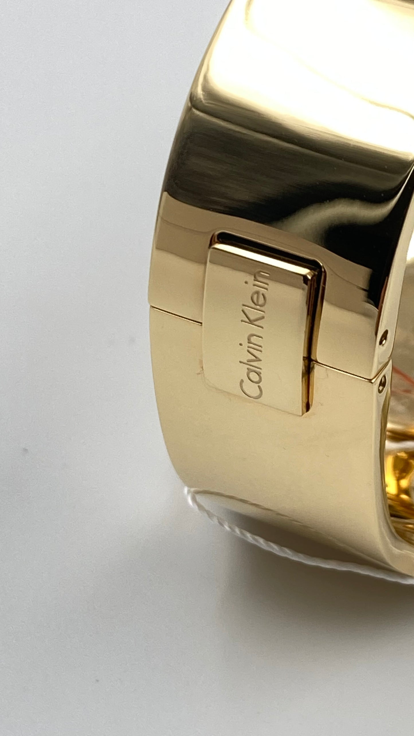 Neu, in der Schweiz gefertigte CALVIN KLEIN Seamless Ladies Small Bangle Quartz Gold PVD Watch
