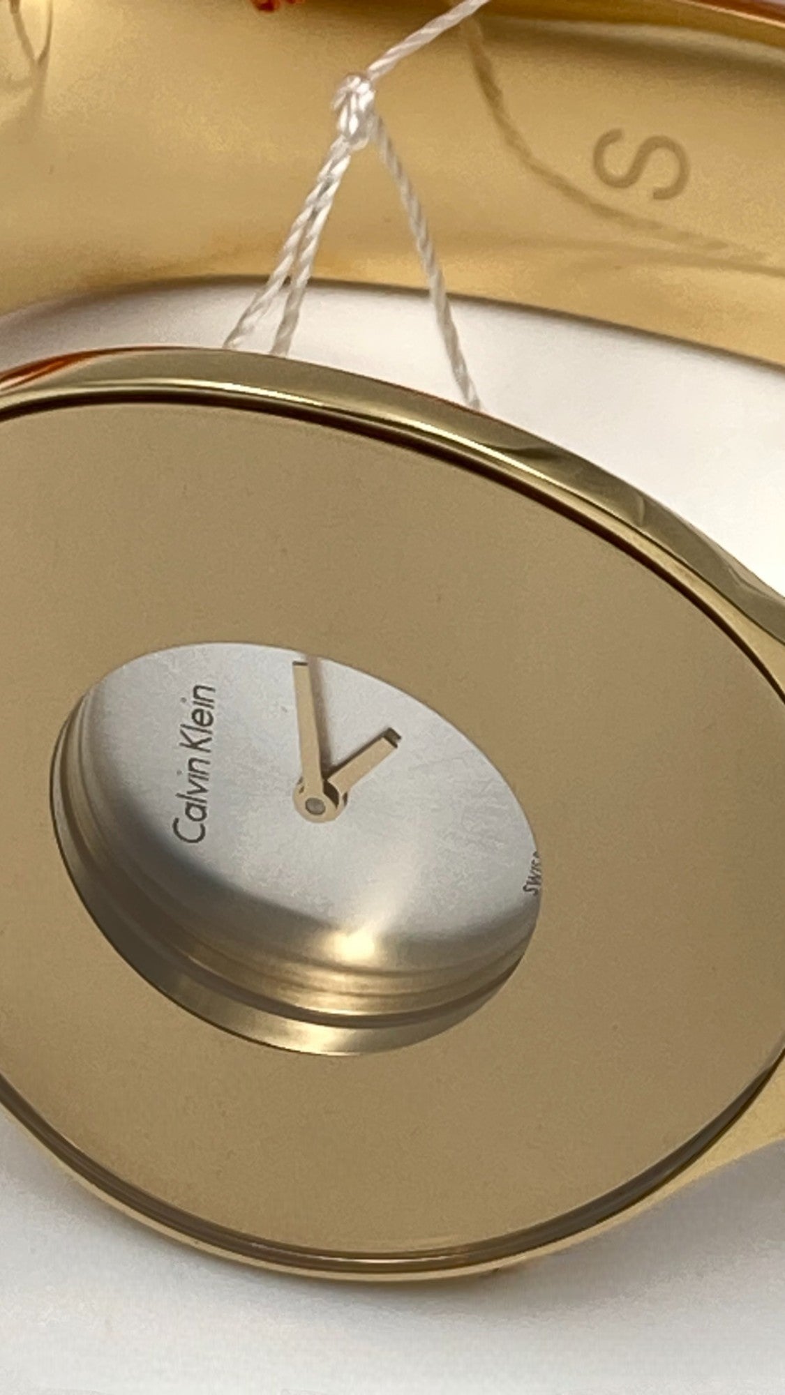 Neu, in der Schweiz gefertigte CALVIN KLEIN Seamless Ladies Small Bangle Quartz Gold PVD Watch
