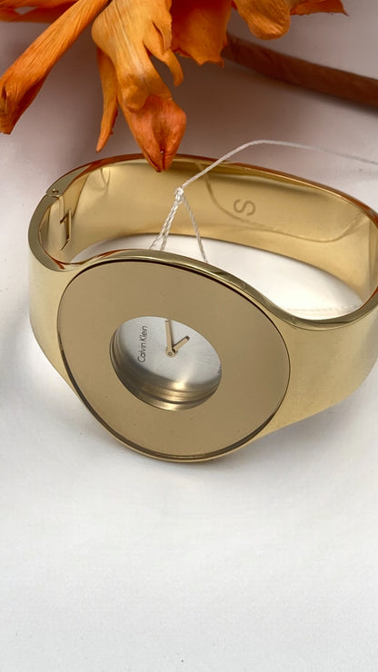 Neu, in der Schweiz gefertigte CALVIN KLEIN Seamless Ladies Small Bangle Quartz Gold PVD Watch