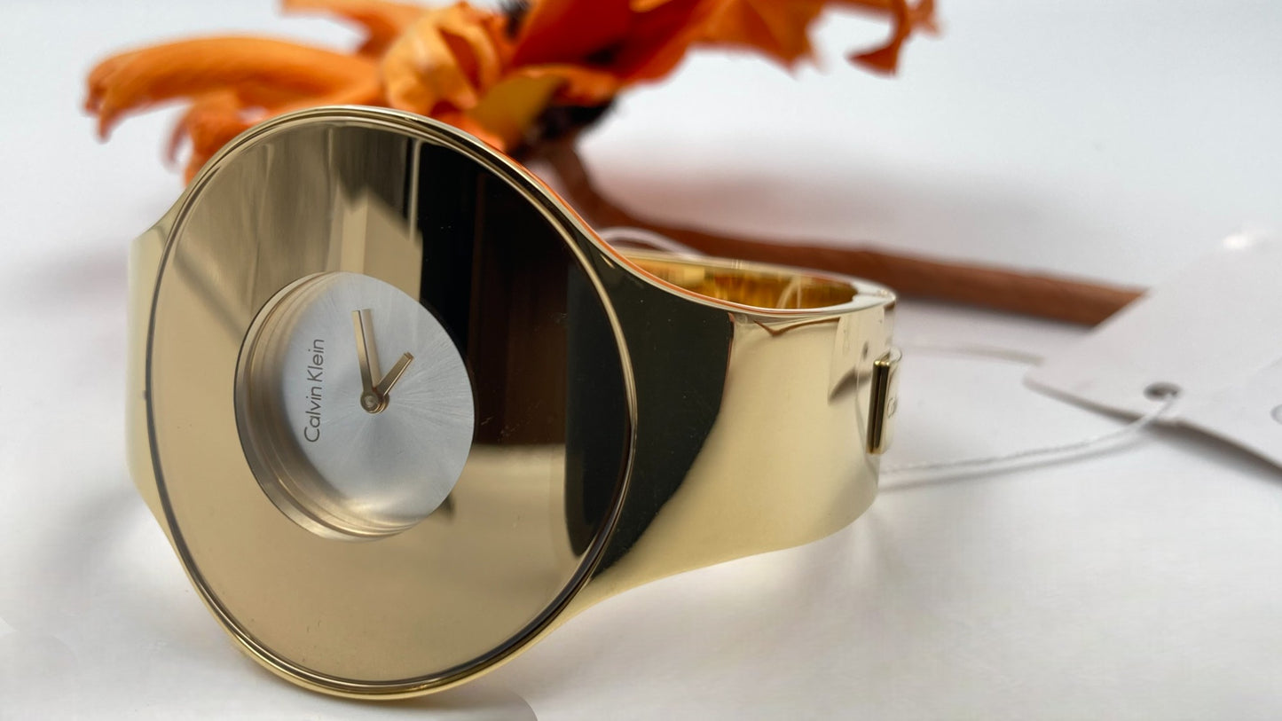 Neu, in der Schweiz gefertigte CALVIN KLEIN Seamless Ladies Small Bangle Quartz Gold PVD Watch