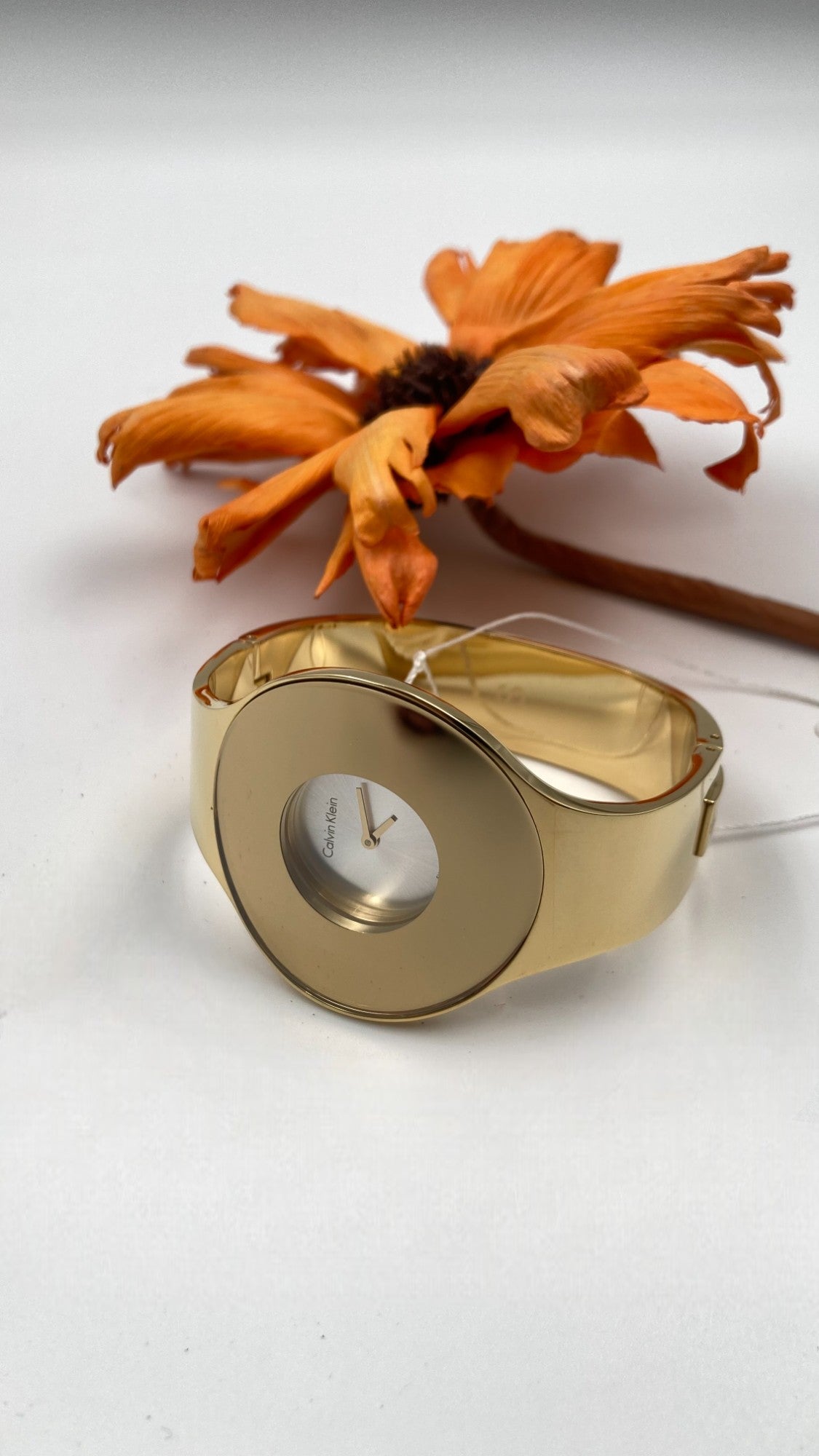 Neu, in der Schweiz gefertigte CALVIN KLEIN Seamless Ladies Small Bangle Quartz Gold PVD Watch